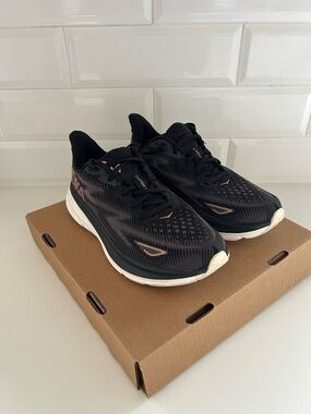 HOKA Clifton 9 Wide – Black/Rose Gold – Women’s US 9 Wide